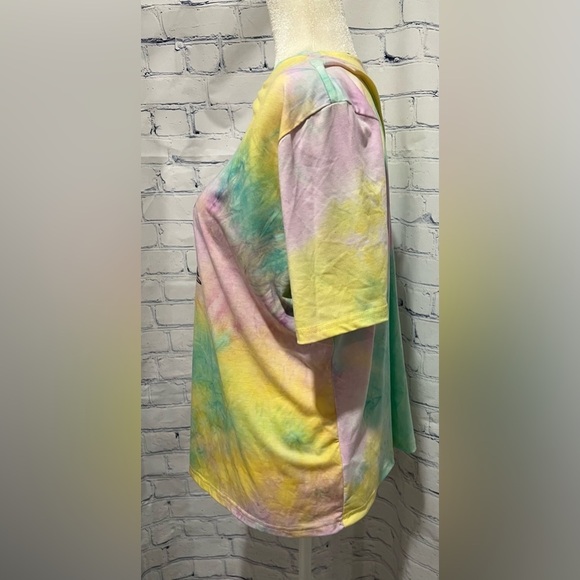 Shein “chillin” t shirt in a 4x but it’s more like a large - Picture 2 of 4